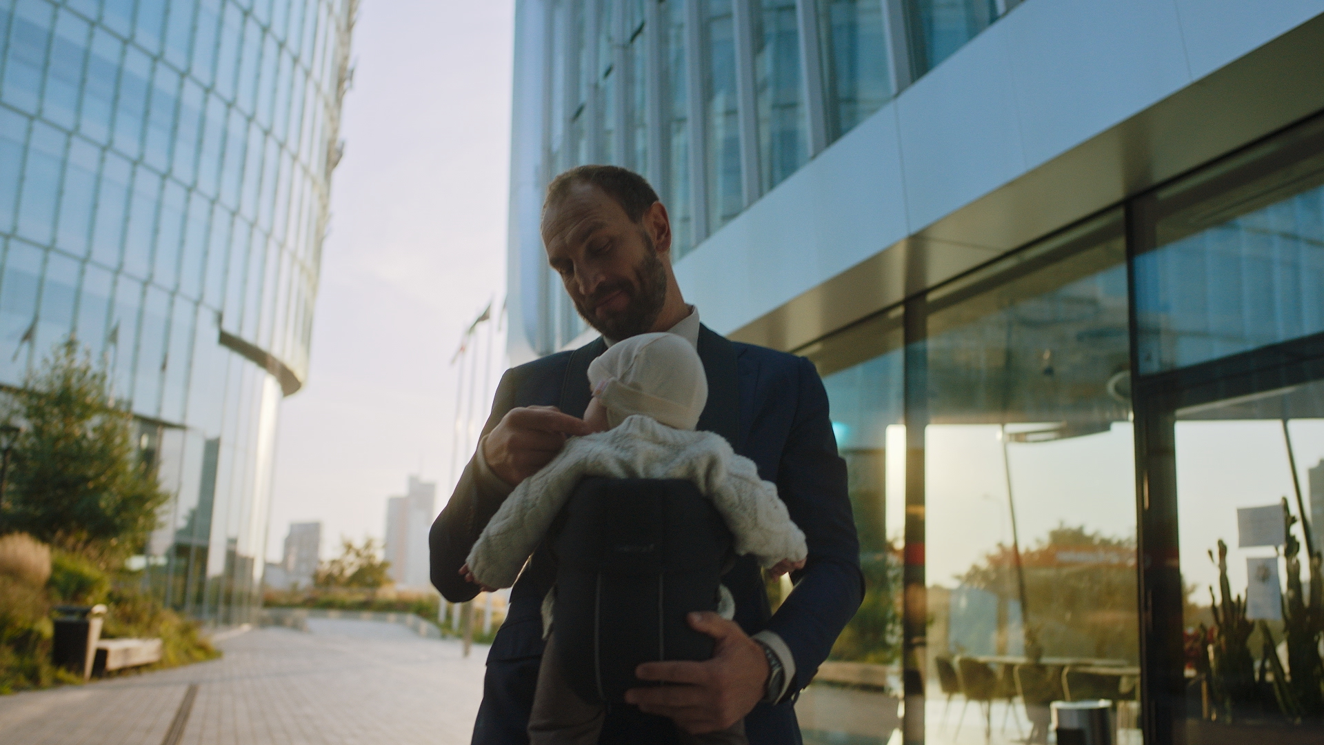 Kadras iš kampanijos video / Tėtis su vaiku tarp dangoraižių