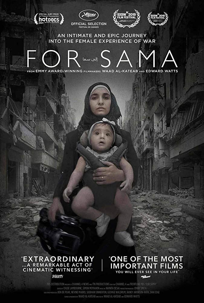 Pabėgėlė mama laiko kūdikį nešyklėje, už nugaros sugriautas Sirijos miestas